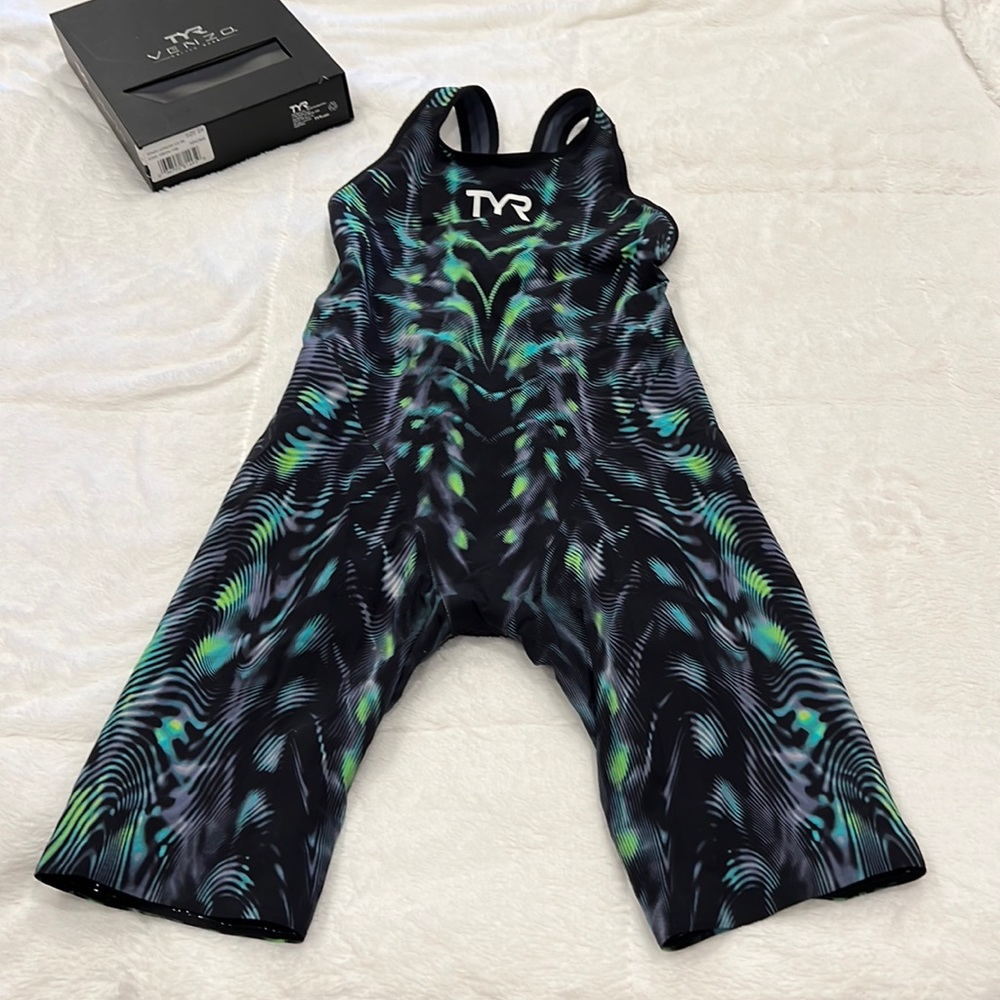 TYR VENZO Kneeskin